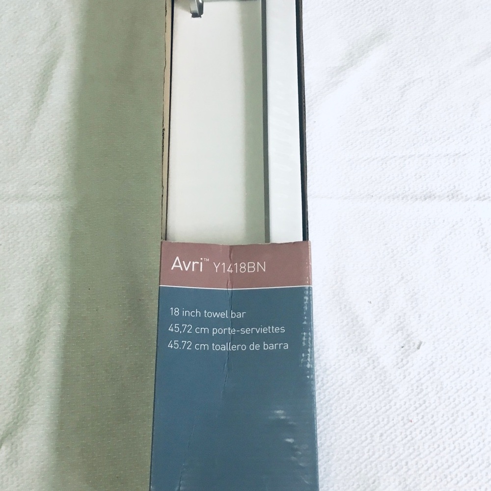 NEW MOEN Y1418BN AVRI 18-Inch SINGLE TOWEL BAR, BRUSHED NICKEL FINISH.